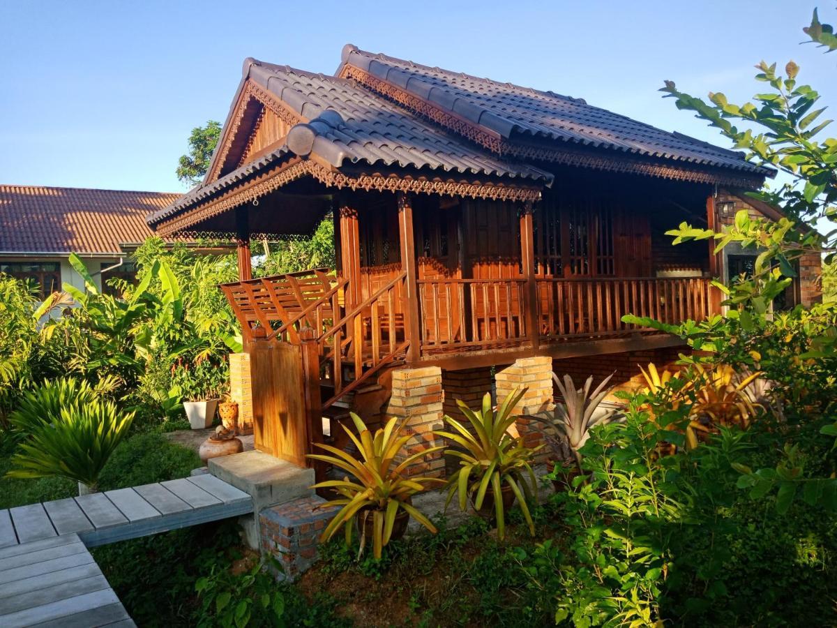 เรือนไทยใจสุขเอ๋ย Hotel Ban Bang Wa Exterior photo
