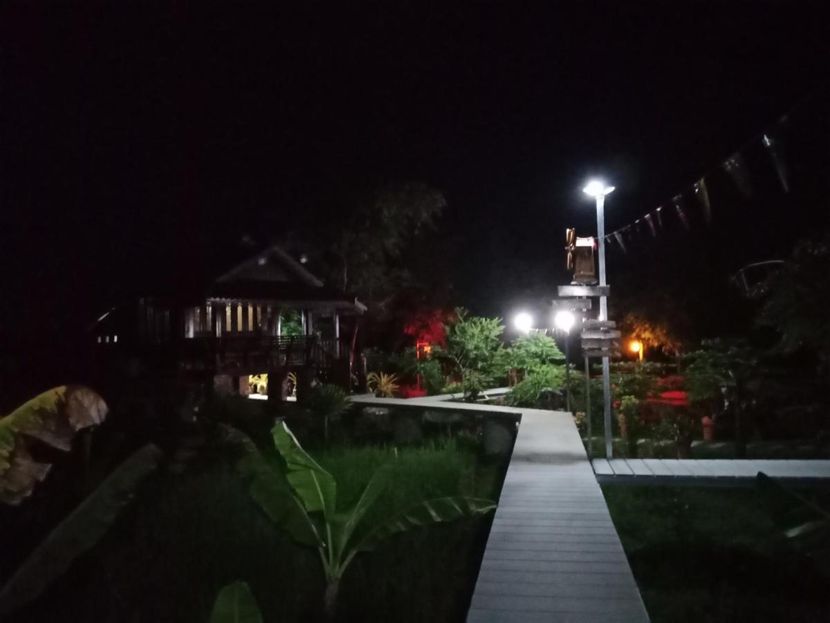 เรือนไทยใจสุขเอ๋ย Hotel Ban Bang Wa Exterior photo