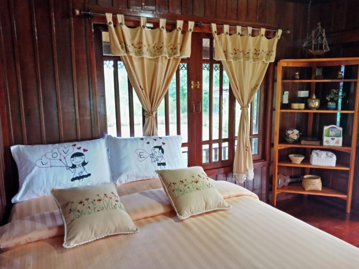 เรือนไทยใจสุขเอ๋ย Hotel Ban Bang Wa Exterior photo