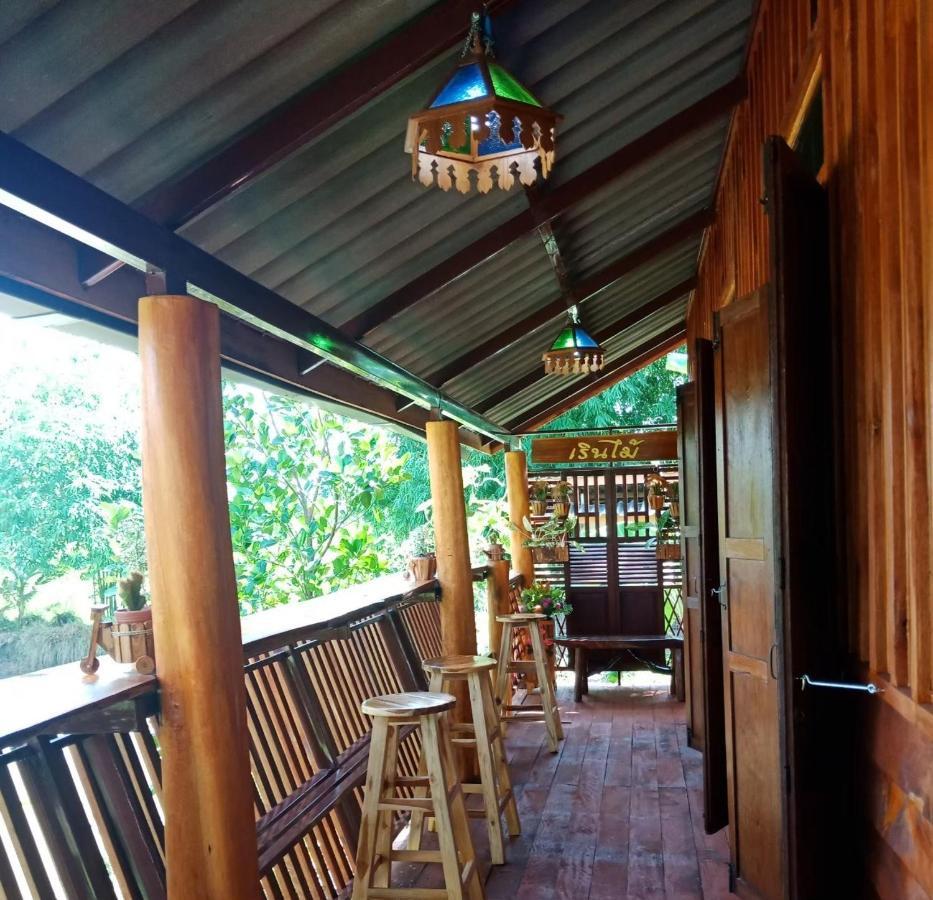 เรือนไทยใจสุขเอ๋ย Hotel Ban Bang Wa Exterior photo