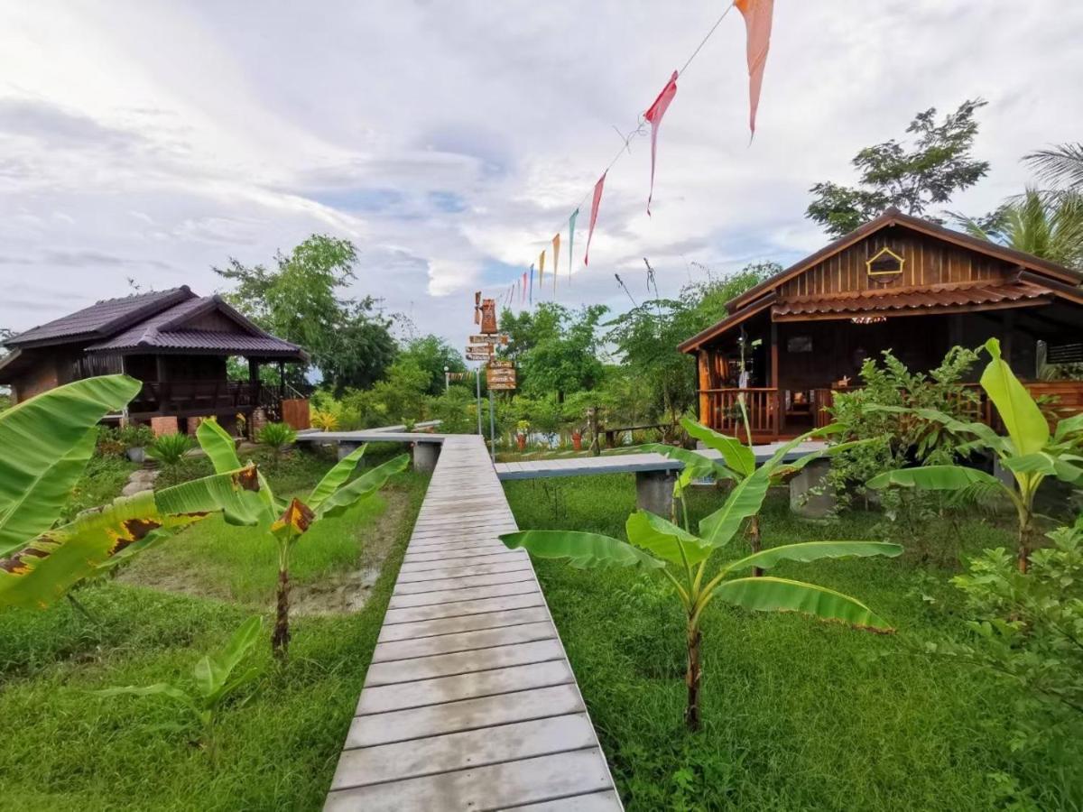เรือนไทยใจสุขเอ๋ย Hotel Ban Bang Wa Exterior photo