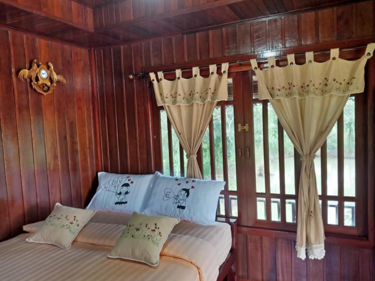 เรือนไทยใจสุขเอ๋ย Hotel Ban Bang Wa Exterior photo
