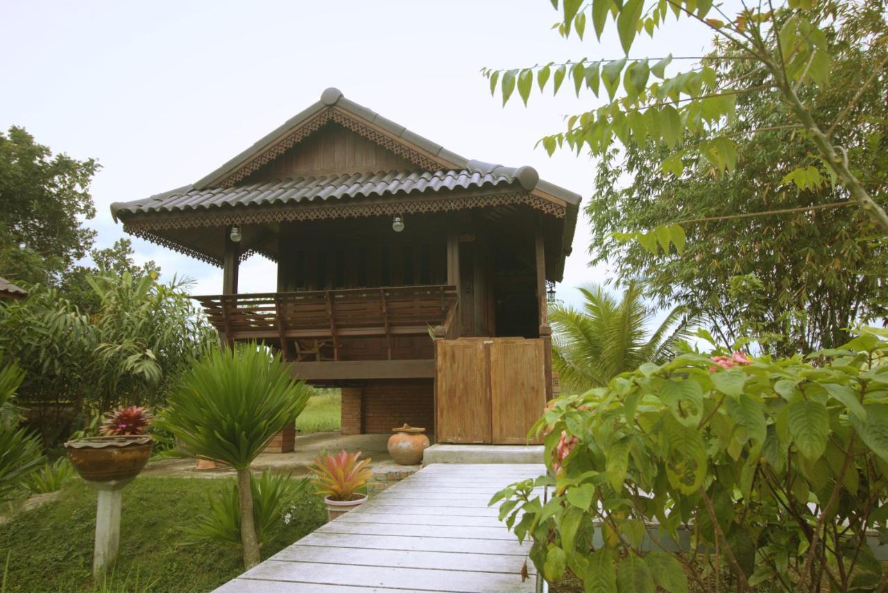 เรือนไทยใจสุขเอ๋ย Hotel Ban Bang Wa Exterior photo