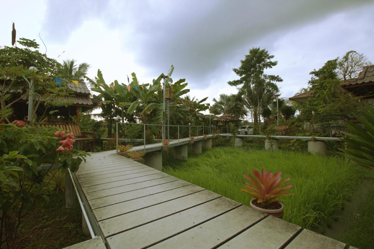 เรือนไทยใจสุขเอ๋ย Hotel Ban Bang Wa Exterior photo