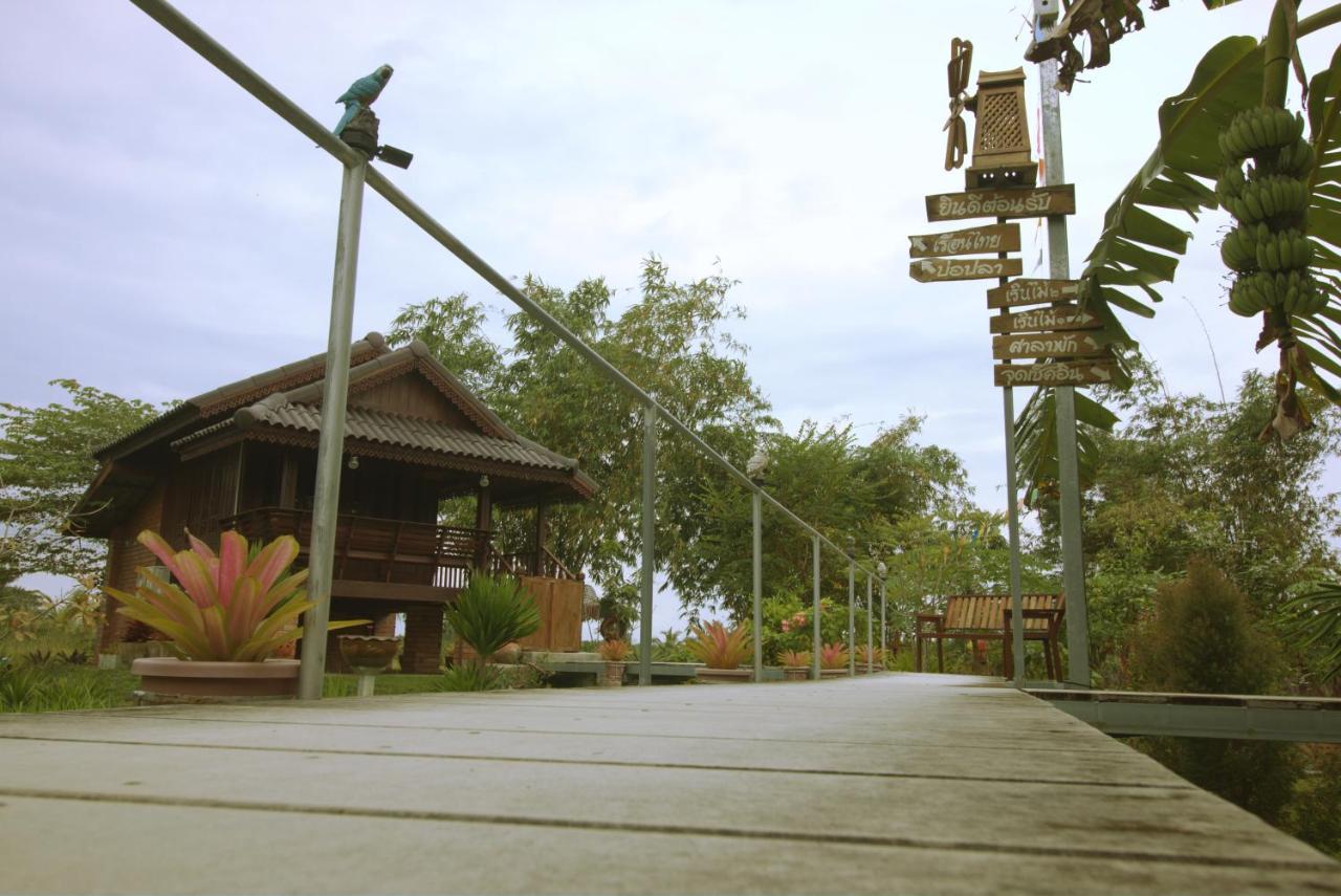 เรือนไทยใจสุขเอ๋ย Hotel Ban Bang Wa Exterior photo