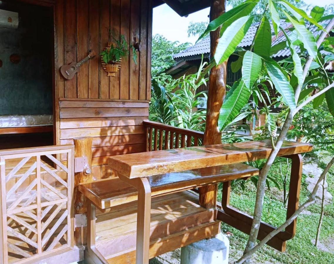 เรือนไทยใจสุขเอ๋ย Hotel Ban Bang Wa Exterior photo