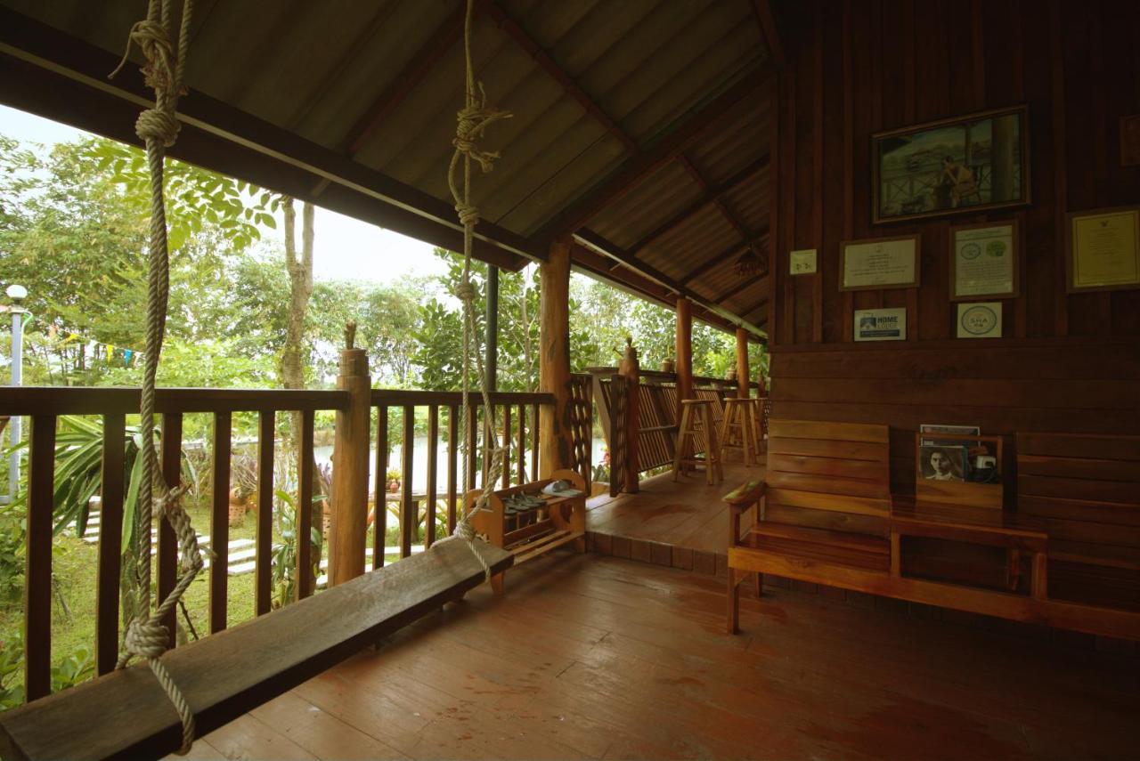 เรือนไทยใจสุขเอ๋ย Hotel Ban Bang Wa Exterior photo
