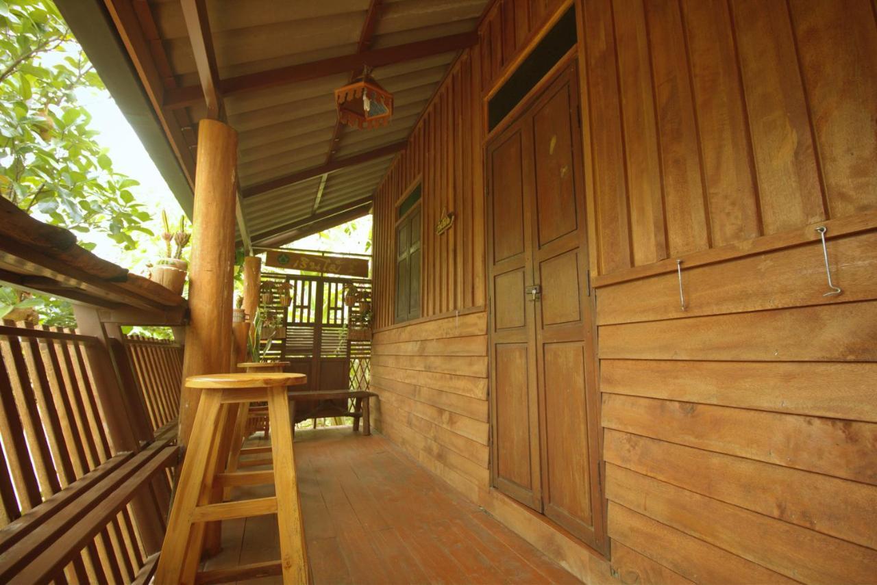 เรือนไทยใจสุขเอ๋ย Hotel Ban Bang Wa Exterior photo