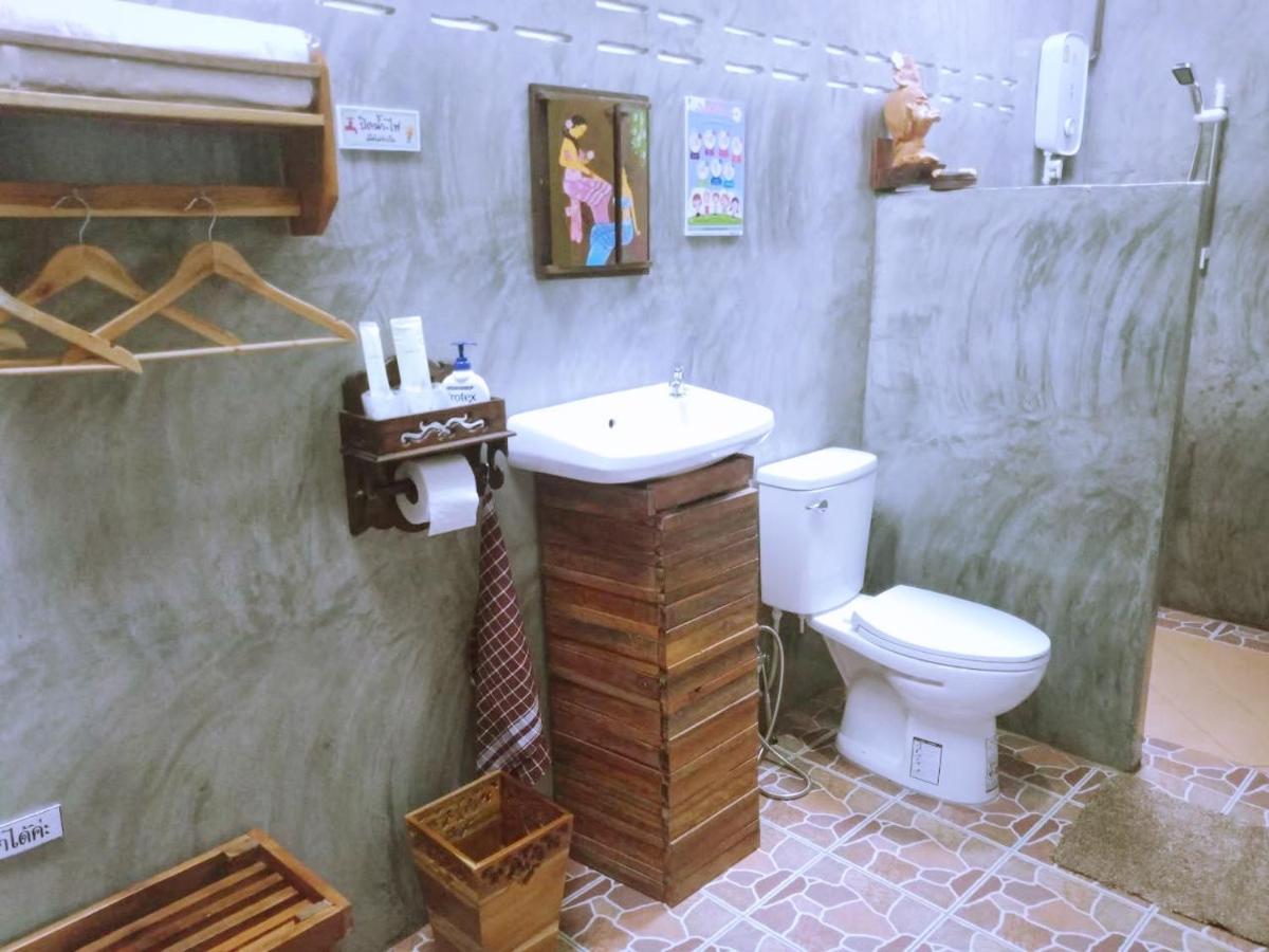 เรือนไทยใจสุขเอ๋ย Hotel Ban Bang Wa Exterior photo